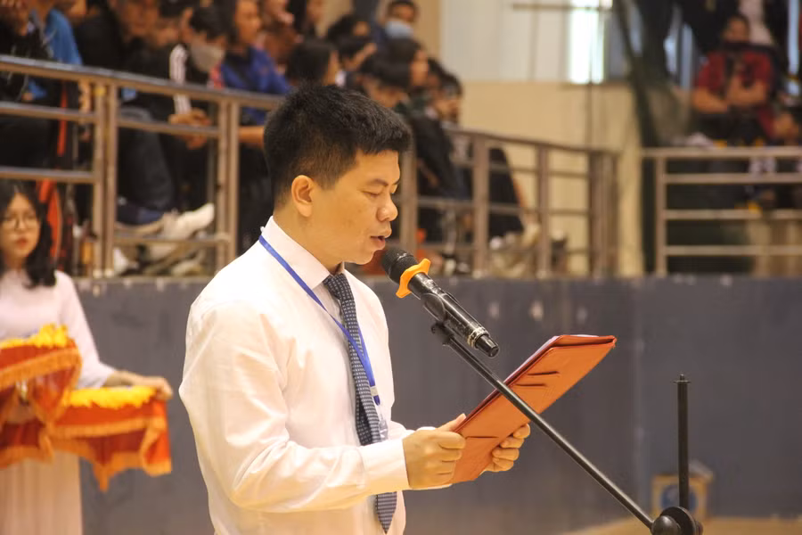 Ông Nguyễn Hồng Cường - Phó Giám đốc Sở GD&amp;ĐT Hà Tĩnh đọc diễn văn khai mạc Đại hội.