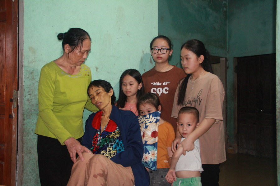 Niềm trăn trở của người phụ nữ trước lúc nhắm mắt xuôi tay là 5 đứa con còn thơ dại. Niềm trăn trở của người phụ nữ trước lúc nhắm mắt xuôi tay là 5 đứa con còn thơ dại.