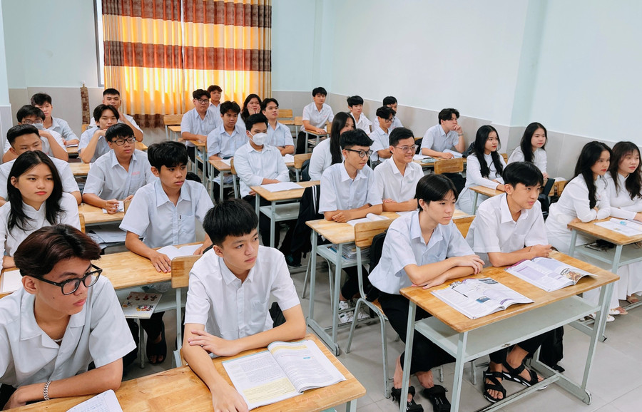 Tiết học của học sinh Trường THCS-THPT Hai Bà Trưng (quận Tân Bình). Tiết học của học sinh Trường THCS-THPT Hai Bà Trưng (quận Tân Bình).