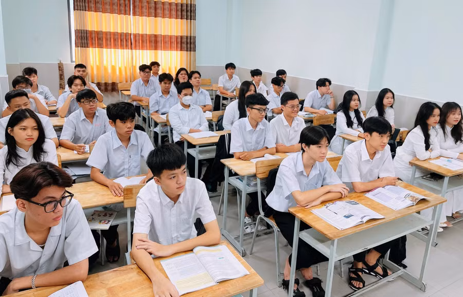 Tiết học của học sinh Trường THCS-THPT Hai Bà Trưng (quận Tân Bình).