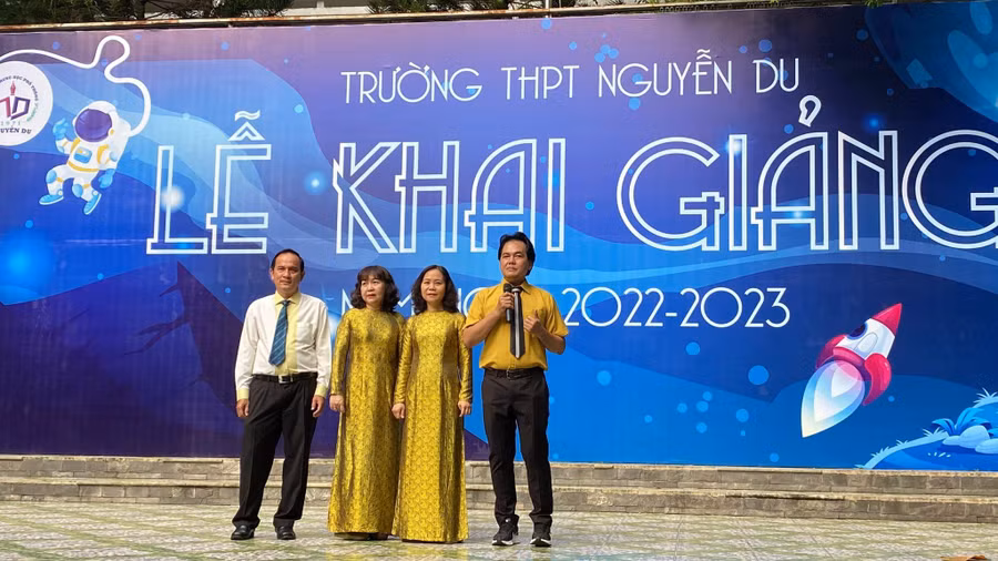 Thầy Huỳnh Thanh Phú chia sẻ với học sinh toàn trường trong ngày khai giảng.