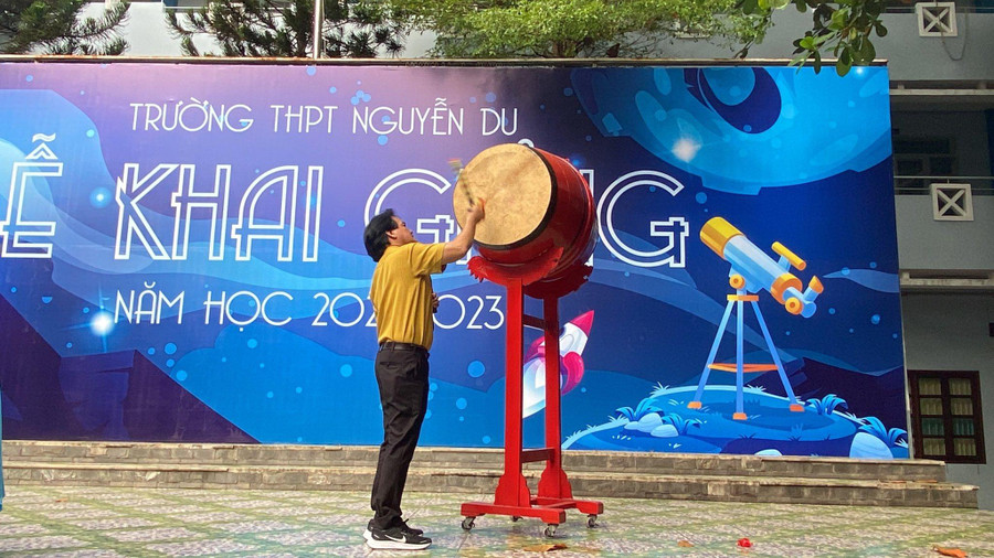 Thầy hiệu trưởng Huỳnh Thanh Phú đánh trống khai giảng năm học mới.