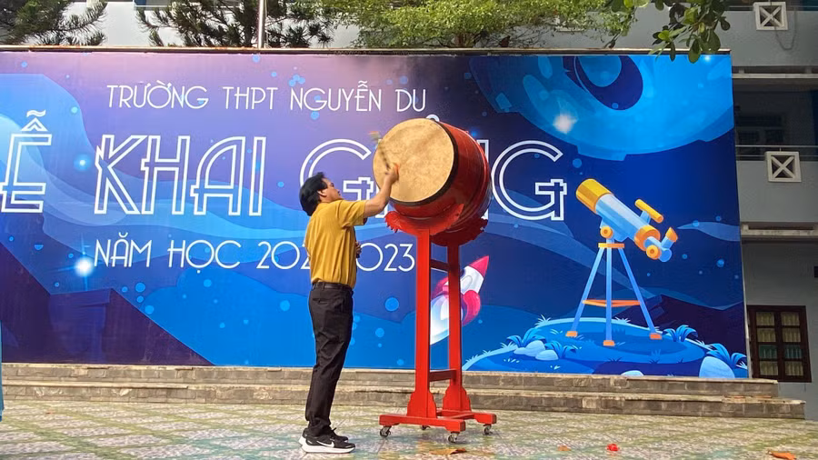 Thầy hiệu trưởng Huỳnh Thanh Phú đánh trống khai giảng năm học mới.