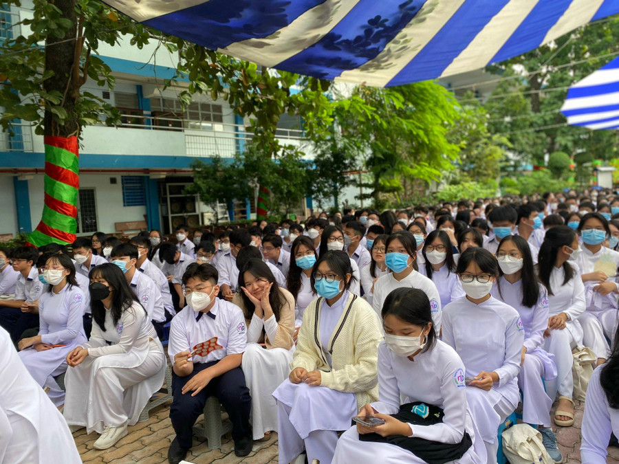 Học sinh Trường THPT Nguyễn Du phấn khởi trong ngày khai giảng.