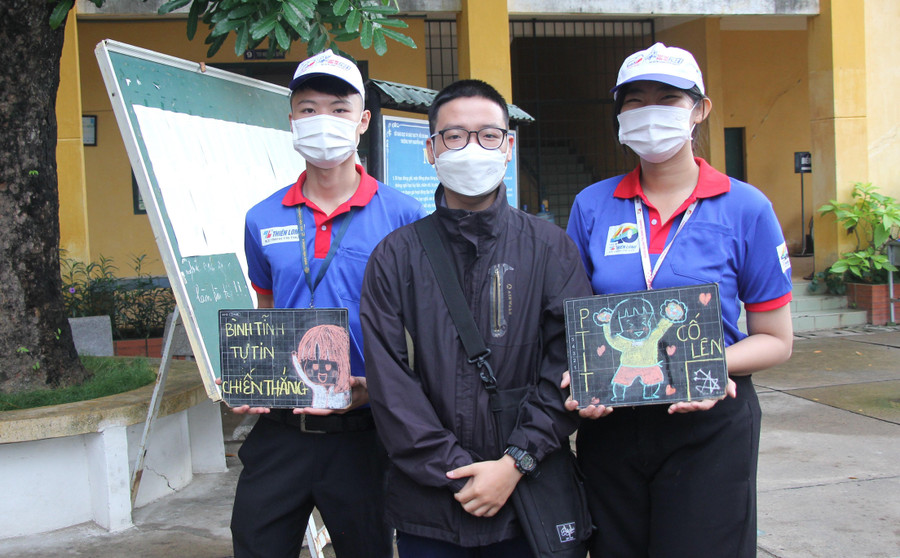 Lực lượng tình nguyện viên có mặt từ rất sớm tại các điểm thi để hỗ trợ thí sinh.