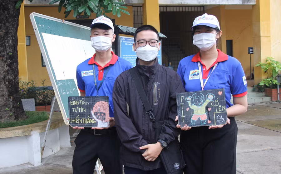 Lực lượng tình nguyện viên có mặt từ rất sớm tại các điểm thi để hỗ trợ thí sinh.