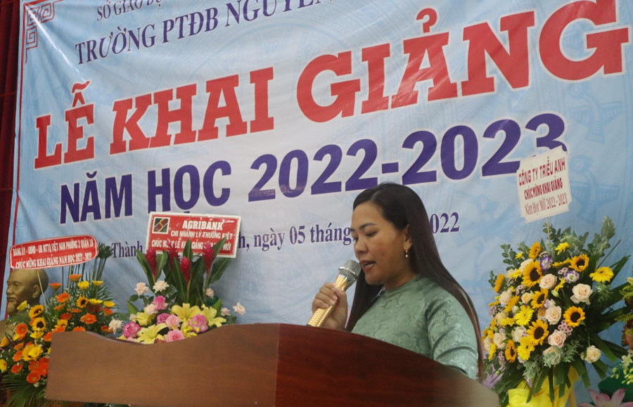 Cô Nguyễn Thị Thanh Huệ, Hiệu trưởng Trường phổ thông đặc biệt Nguyễn Đình Chiểu phát biểu tại buổi lễ khai giảng. Cô Nguyễn Thị Thanh Huệ, Hiệu trưởng Trường phổ thông đặc biệt Nguyễn Đình Chiểu phát biểu tại buổi lễ khai giảng.