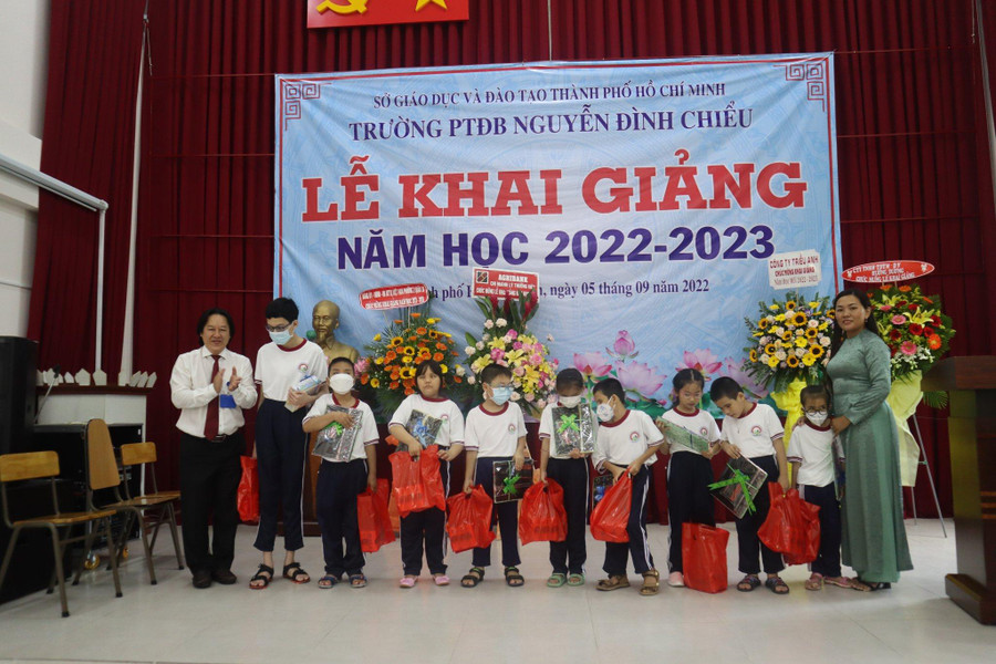 Nhiều phần quà được Trường phổ thông đặc biệt Nguyễn Đình Chiểu gửi đến học sinh trong ngày khai giảng. Nhiều phần quà được Trường phổ thông đặc biệt Nguyễn Đình Chiểu gửi đến học sinh trong ngày khai giảng.