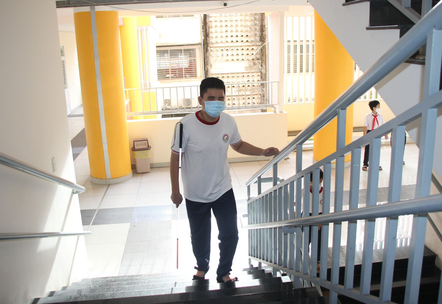 Nhiều học sinh tự lên hội trường nơi tổ chức lễ khai giảng. Nhiều học sinh tự lên hội trường nơi tổ chức lễ khai giảng.