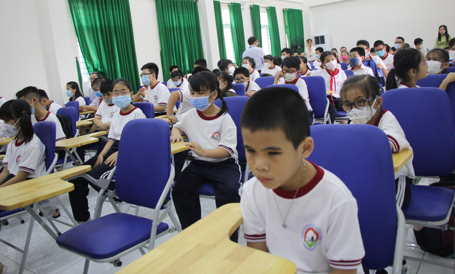 Học sinh Trường phổ thông đặc biệt Nguyễn Đình Chiểu trong ngày khai giảng. Học sinh Trường phổ thông đặc biệt Nguyễn Đình Chiểu trong ngày khai giảng.
