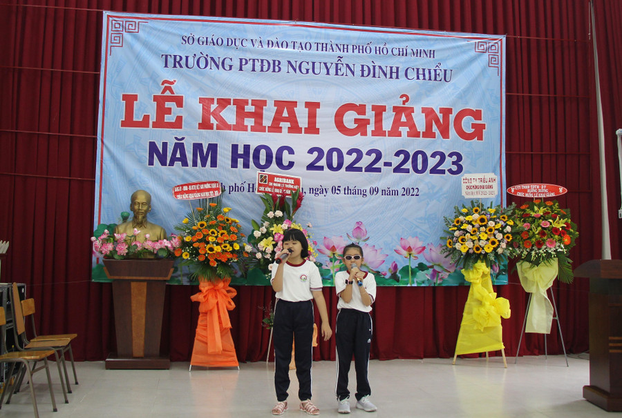 Học sinh hát say sưa tại buổi lễ khai giảng. Học sinh hát say sưa tại buổi lễ khai giảng.