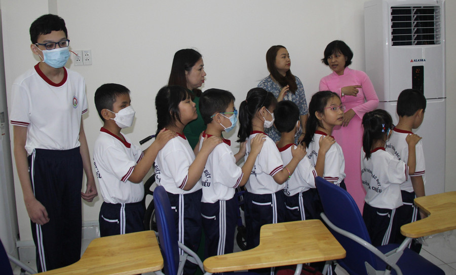 Học sinh vịn vào vai nhau để lên sân khấu. Học sinh vịn vào vai nhau để lên sân khấu.