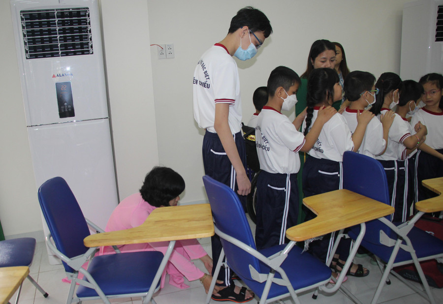 Cô giáo chỉnh sửa lại đồng phục cho học sinh trước khi lên sân khấu. Cô giáo chỉnh sửa lại đồng phục cho học sinh trước khi lên sân khấu.