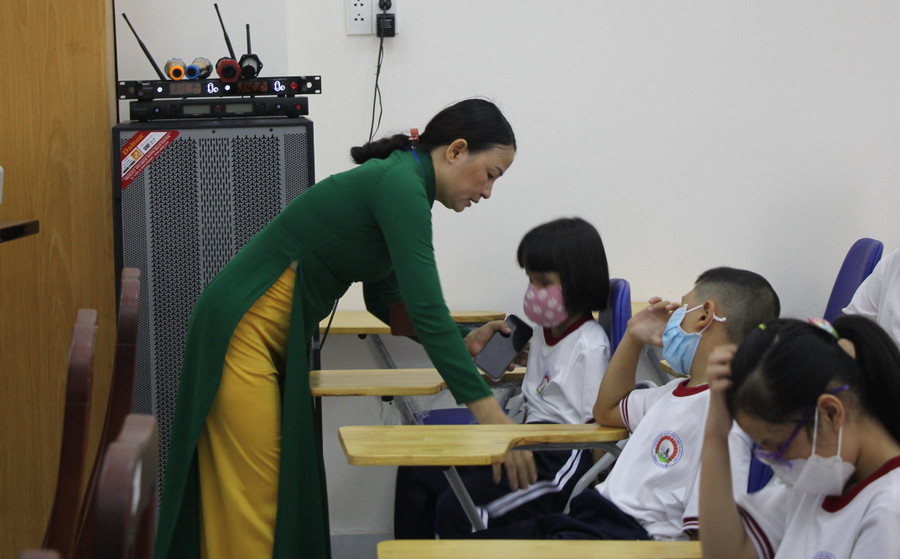 Giáo viên sắp xếp chỗ ngồi cho học sinh. Giáo viên sắp xếp chỗ ngồi cho học sinh.