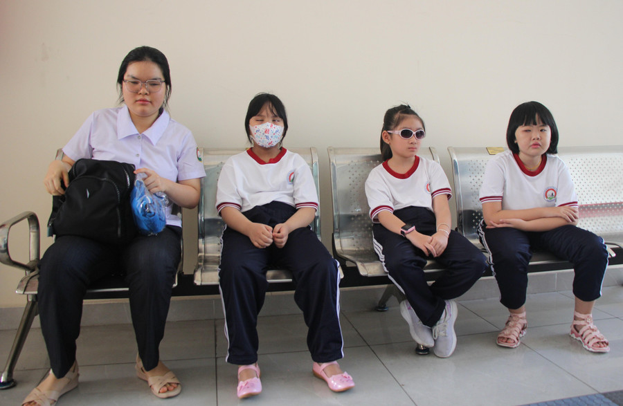 Học sinh được bố mẹ đưa đến sớm để tham dự lễ khai giảng. Học sinh được bố mẹ đưa đến sớm để tham dự lễ khai giảng.