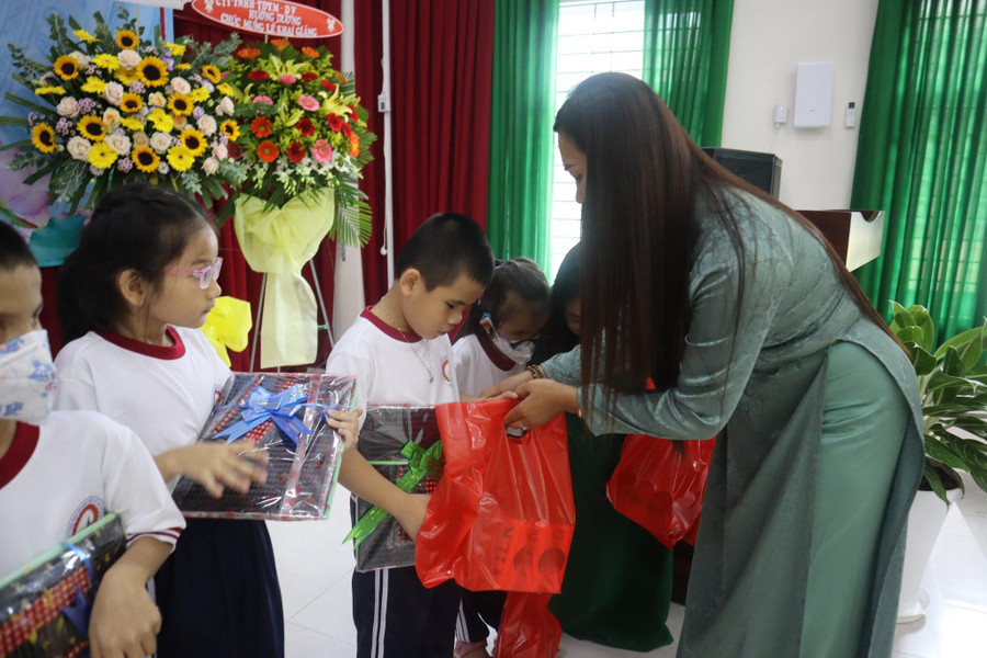 Cô Nguyễn Thị Thanh Huệ tặng quà cho học sinh dịp khai giảng. Cô Nguyễn Thị Thanh Huệ tặng quà cho học sinh dịp khai giảng.