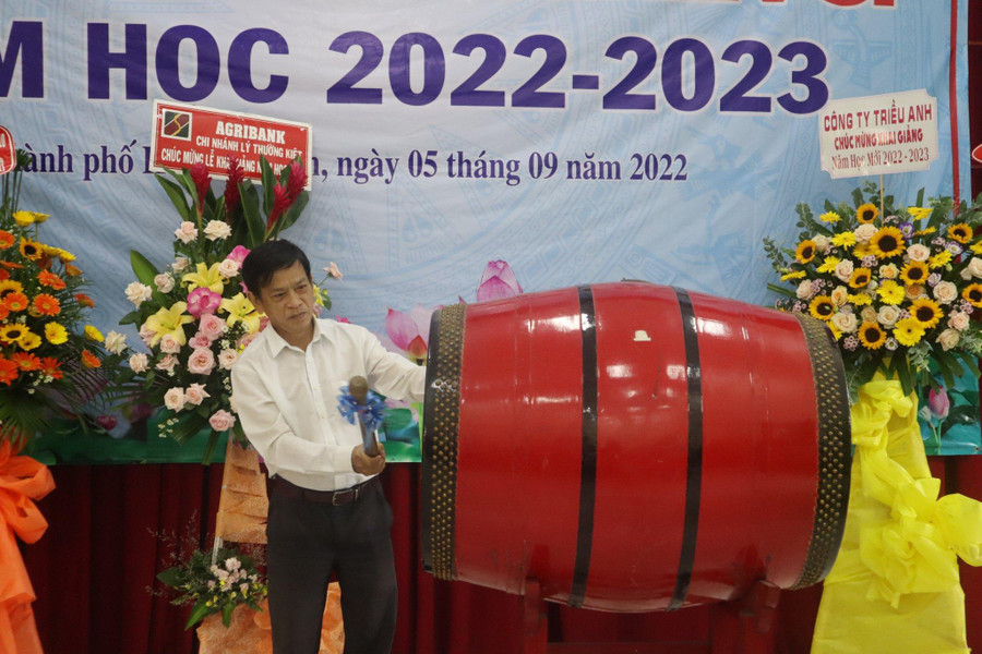 Lãnh đạo Trường phổ thông đặc biệt Nguyễn Đình Chiểu đánh trống khai giảng năm học mới. Lãnh đạo Trường phổ thông đặc biệt Nguyễn Đình Chiểu đánh trống khai giảng năm học mới.