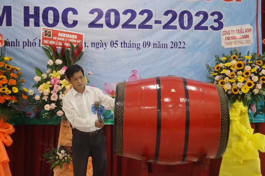 Lãnh đạo Trường phổ thông đặc biệt Nguyễn Đình Chiểu đánh trống khai giảng năm học mới.