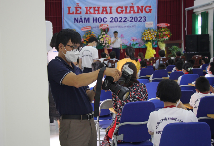 Mỗi dịp Trường phổ thông đặc biệt Nguyễn Đình Chiểu tổ chức sự kiện, anh Nguyễn Trọng Hành có con học lớp 5 tại trường, đều mang máy ảnh để lưu lại những khoảnh khắc của con mình và bạn học. Mỗi dịp Trường phổ thông đặc biệt Nguyễn Đình Chiểu tổ chức sự kiện, anh Nguyễn Trọng Hành có con học lớp 5 tại trường, đều mang máy ảnh để lưu lại những khoảnh khắc của con mình và bạn học.