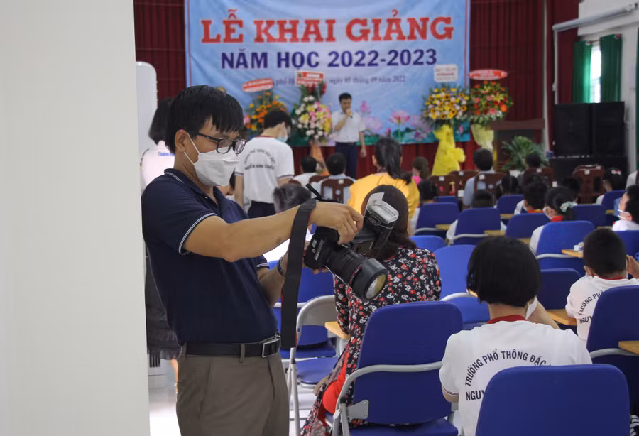 Mỗi dịp Trường phổ thông đặc biệt Nguyễn Đình Chiểu tổ chức sự kiện, anh Nguyễn Trọng Hành có con học lớp 5 tại trường, đều mang máy ảnh để lưu lại những khoảnh khắc của con mình và bạn học.