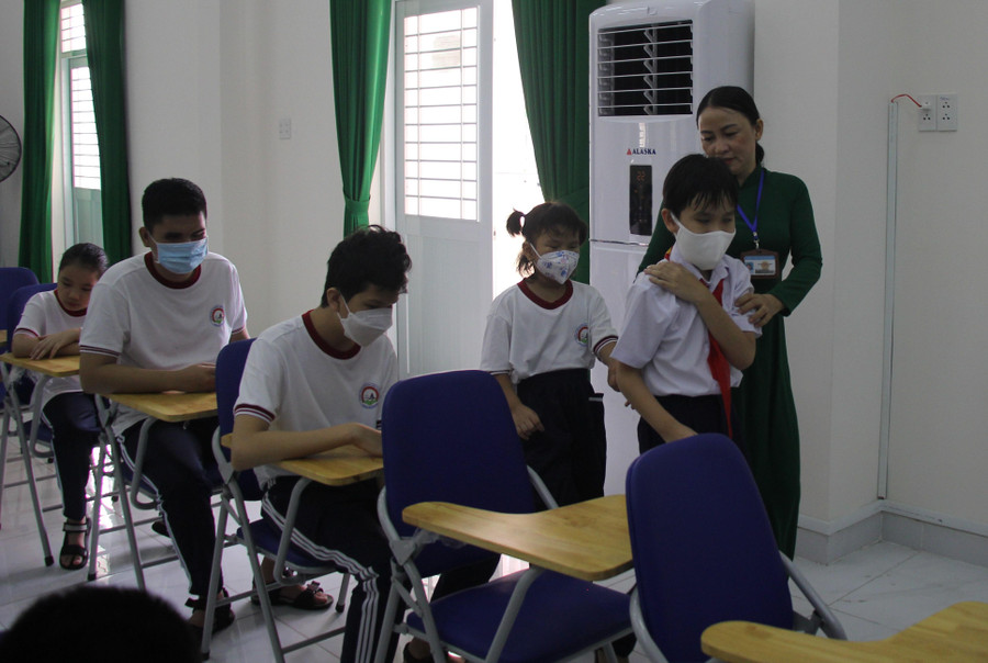 Giáo viên hỗ trợ học sinh đến chỗ ngồi. Giáo viên hỗ trợ học sinh đến chỗ ngồi.