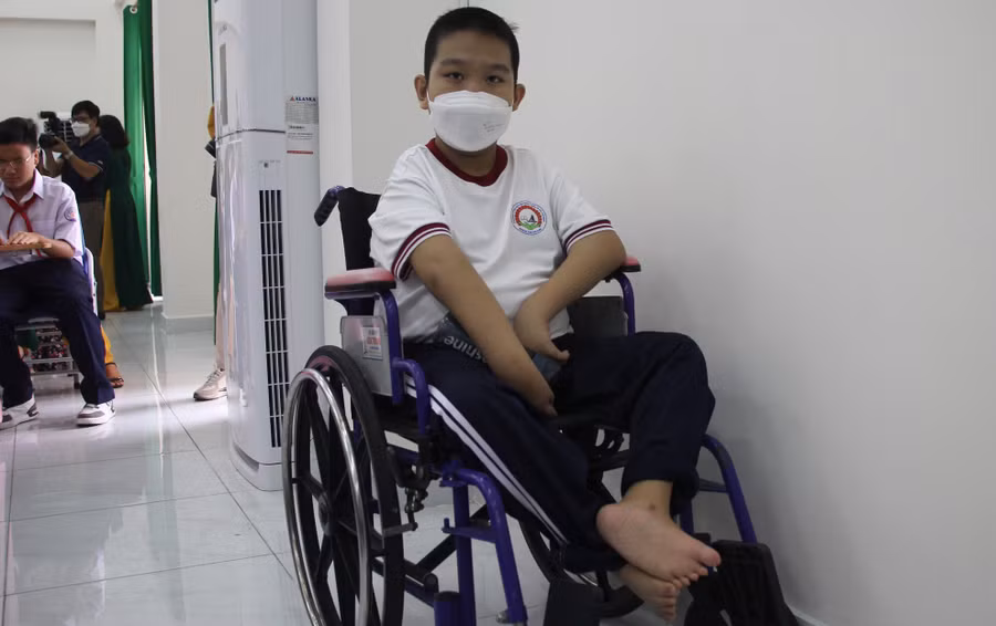 Vì phải ngồi xe lăn nên em Lâu Gia Tuệ Ân, lớp 5 Trường phổ thông đặc biệt Nguyễn Đình Chiểu được sắp xếp một góc riêng trong hội trường.