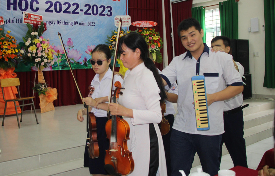 Học sinh vui mừng khi biểu diễn thành công tiết mục văn nghệ tại lễ khai giảng. Học sinh vui mừng khi biểu diễn thành công tiết mục văn nghệ tại lễ khai giảng.
