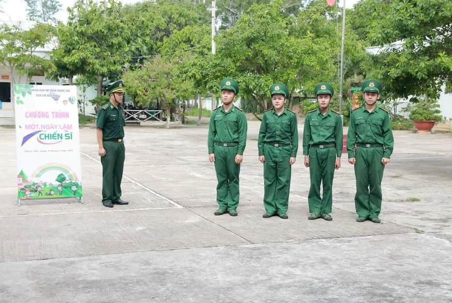 Đội mẫu Đồn Biên phòng Phước Hải thực hành tập điều lệnh đội ngũ cho các học sinh quan sát và học tập. Đội mẫu Đồn Biên phòng Phước Hải thực hành tập điều lệnh đội ngũ cho các học sinh quan sát và học tập.