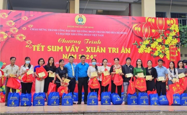 Công đoàn Ngành Giáo dục TPHCM trao quà tết cho công đoàn viên.