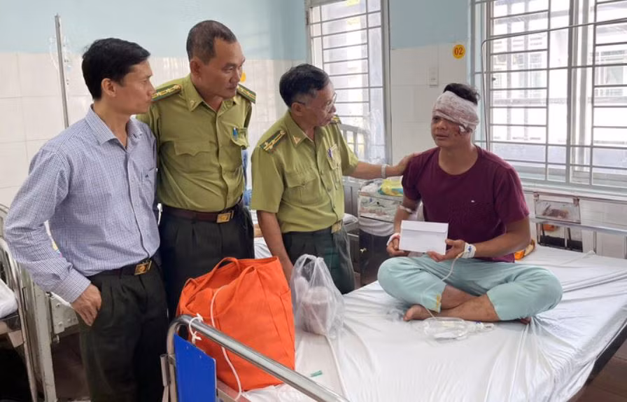 Lãnh đạo Chi cục Kiểm lâm Đồng Nai và lãnh đạo VQG Cát Tiên thăm hỏi, động viên kiểm lâm viên Chìu Văn Hai đang điều trị tại bệnh viện. Ảnh: V.D. 