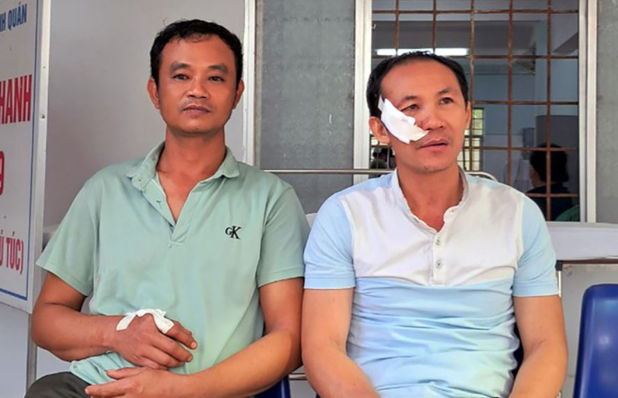 Ông Lương Văn Bào (trái) và ông Phạm Ngọc Tuấn bị nhóm săn trộm chém bị thương. Ảnh: V.D. Ông Lương Văn Bào (trái) và ông Phạm Ngọc Tuấn bị nhóm săn trộm chém bị thương. Ảnh: V.D.