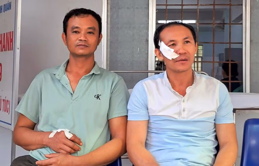 Ông Lương Văn Bào (trái) và ông Phạm Ngọc Tuấn bị nhóm săn trộm chém bị thương. Ảnh: V.D.