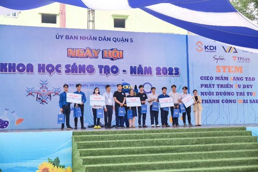 Ban tổ chức trao giải thưởng cho các tập thể đạt giải cao tại ngày hội.