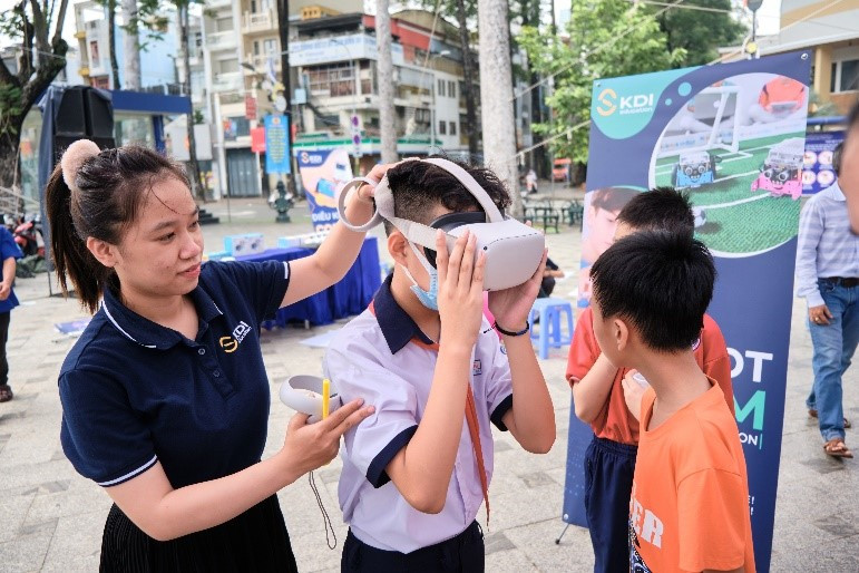 Học sinh trải nghiệm kính thực tế ảo tại ngày hội.