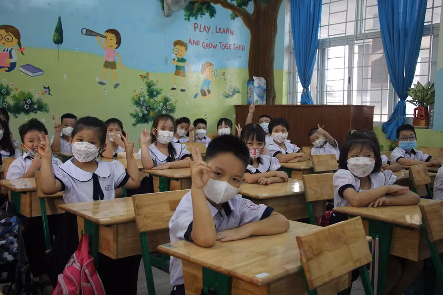 Học sinh lớp 1 hồ hởi khi được đến trường học trực tiếp.