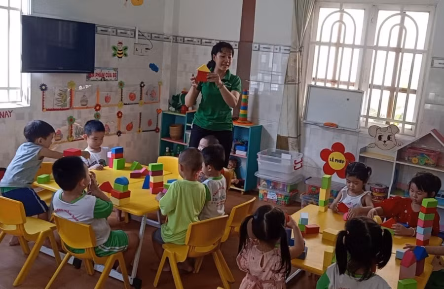 Giáo viên trường mầm non 19 Tháng 5 dạy trẻ kĩ năng xếp chồng.