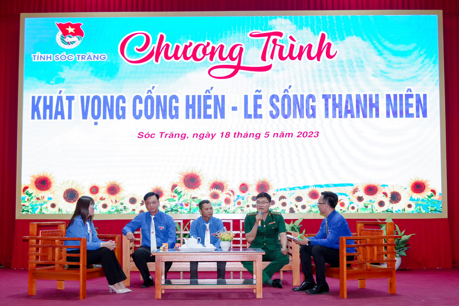 Các thanh niên tiên tiến giao lưu tại chương trình “Khát vọng cống hiến-lẽ sống thanh niên". Các thanh niên tiên tiến giao lưu tại chương trình “Khát vọng cống hiến-lẽ sống thanh niên".