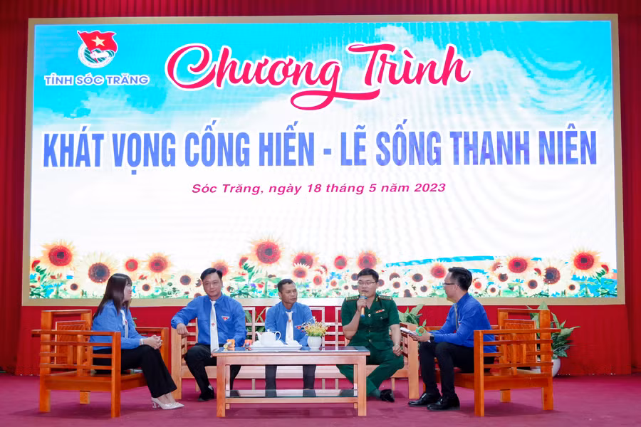 Các thanh niên tiên tiến giao lưu tại chương trình “Khát vọng cống hiến-lẽ sống thanh niên".