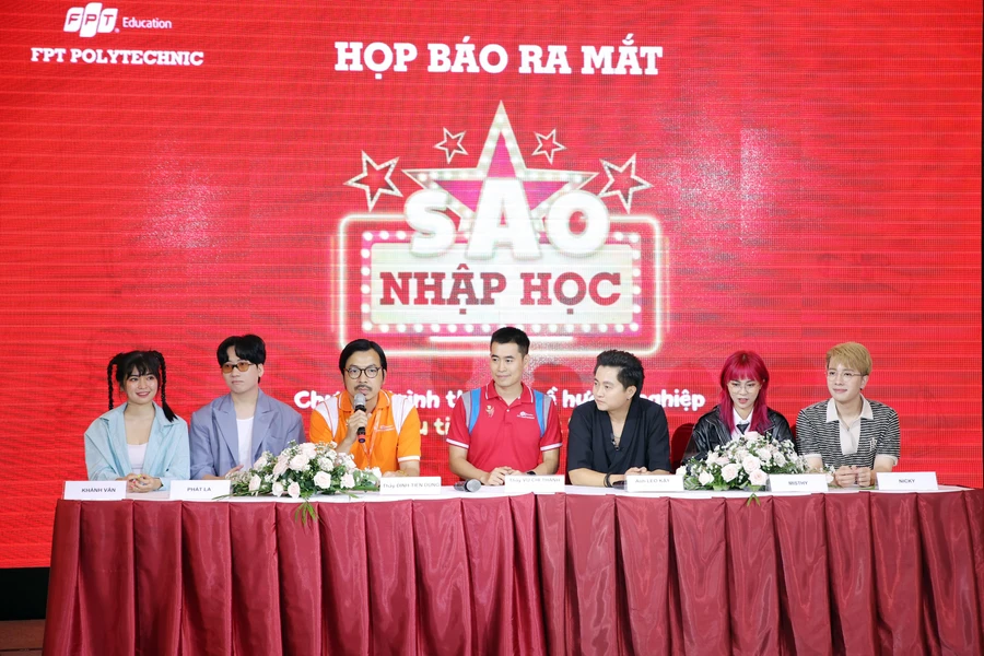 Dàn sao "Sao nhập học" tại buổi họp báo.