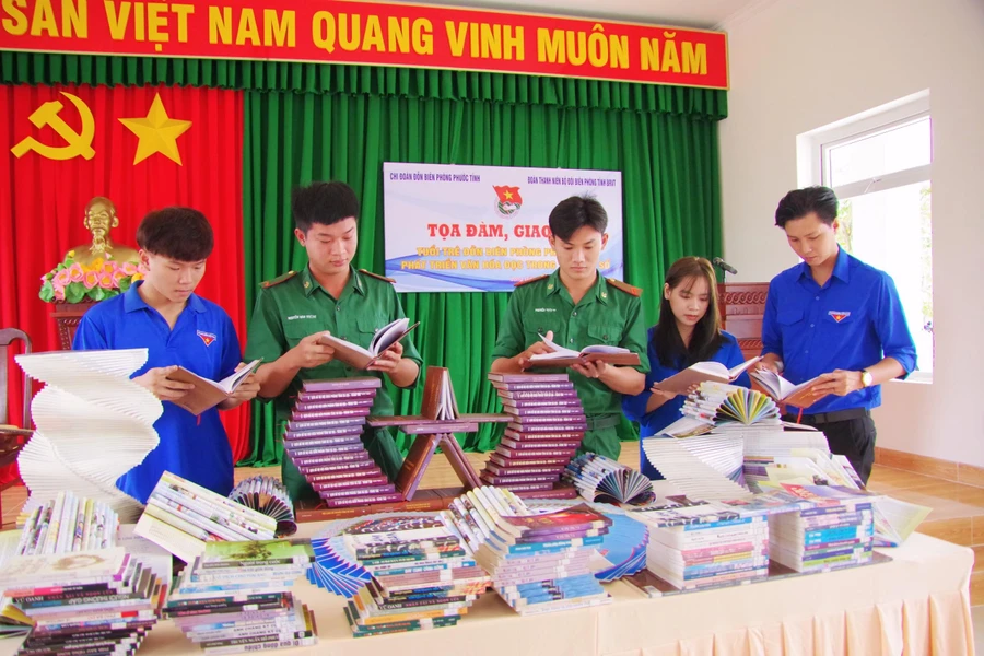 Các cán bộ, chiến sĩ, đoàn viên thanh niên tham quan khu trưng bày sách tại buổi toạ đàm, giao lưu.