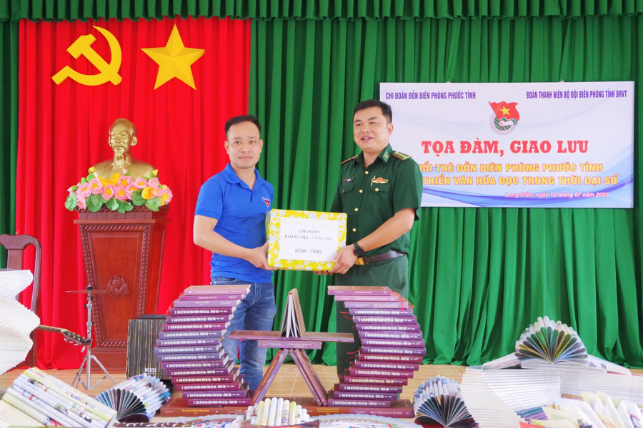 Chi đoàn cơ sở Báo Bà Rịa-Vũng Tàu tặng sách cho Chi đoàn đồn Biên phòng Phước Tỉnh. Chi đoàn cơ sở Báo Bà Rịa-Vũng Tàu tặng sách cho Chi đoàn đồn Biên phòng Phước Tỉnh.
