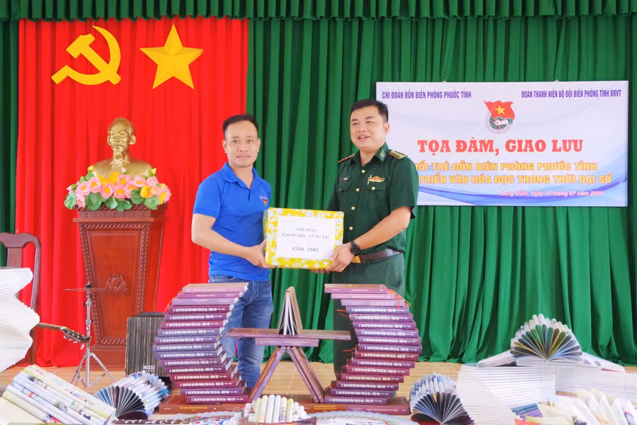 Chi đoàn cơ sở Báo Bà Rịa-Vũng Tàu tặng sách cho Chi đoàn đồn Biên phòng Phước Tỉnh.
