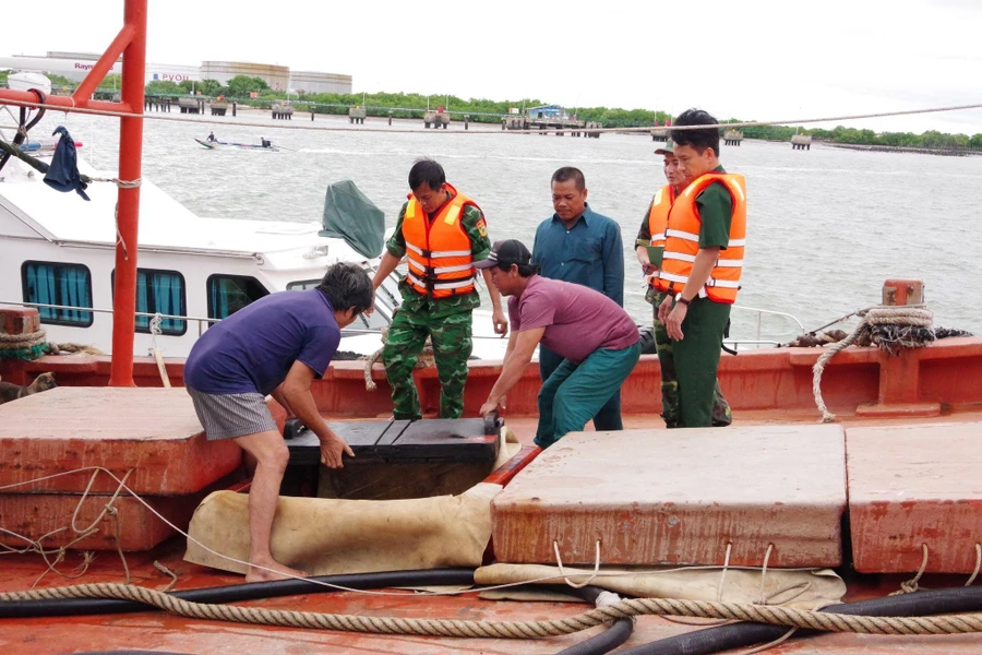 Lực lượng bộ đội Biên phòng Bà Rịa-Vũng Tàu kiểm tra phương tiện