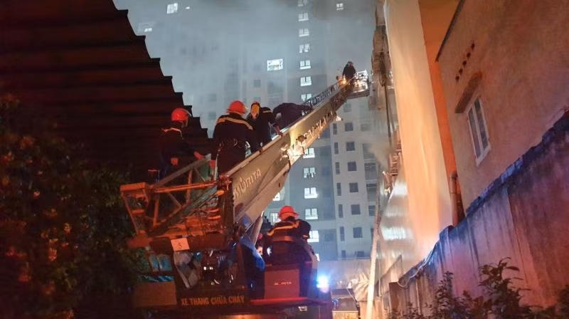 Lực lượng chức năng tiếp cận hiện trường tìm kiếm các nạn nhân.