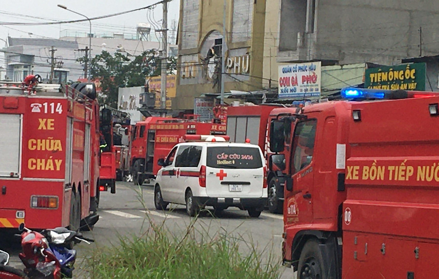 Lực lượng phòng cháy chữa cháy được huy động để tìm kiếm các nạn nhân.