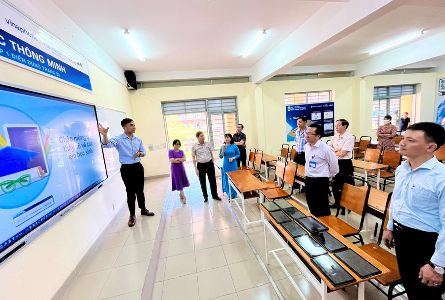 Lớp học thông minh tại Trường THPT Đào Sơn Tây (TP Thủ Đức). Lớp học thông minh tại Trường THPT Đào Sơn Tây (TP Thủ Đức).