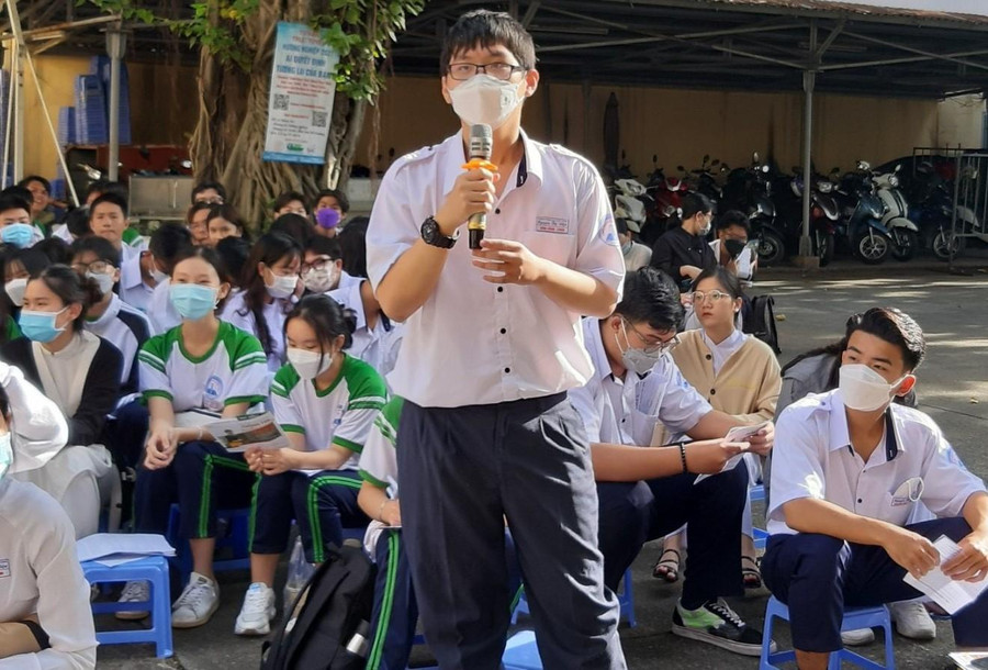 Học sinh Trường THPT Nguyễn Thị Diệu đặt câu hỏi trong chương trình tư vấn hướng nghiệp “Hiểu mình-Hiểu nghề-Sáng tương lai”. Học sinh Trường THPT Nguyễn Thị Diệu đặt câu hỏi trong chương trình tư vấn hướng nghiệp “Hiểu mình-Hiểu nghề-Sáng tương lai”.