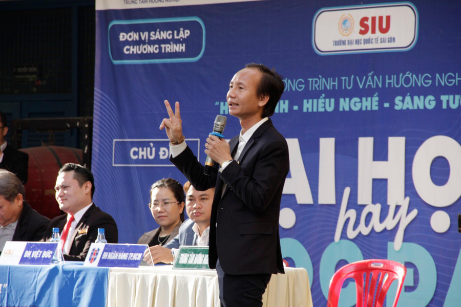 Tiến sĩ Huỳnh Anh Bình-Giám đốc trung tâm hướng nghiệp TPHCM chia sẻ tại chương trình tư vấn hướng nghiệp “Hiểu mình-Hiểu nghề-Sáng tương lai”. Tiến sĩ Huỳnh Anh Bình-Giám đốc trung tâm hướng nghiệp TPHCM chia sẻ tại chương trình tư vấn hướng nghiệp “Hiểu mình-Hiểu nghề-Sáng tương lai”.