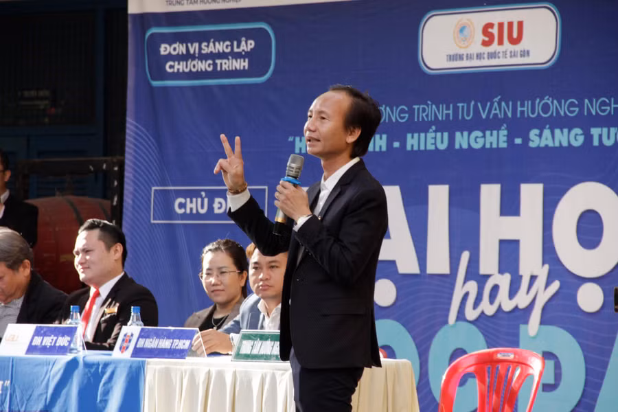 Tiến sĩ Huỳnh Anh Bình-Giám đốc trung tâm hướng nghiệp TPHCM chia sẻ tại chương trình tư vấn hướng nghiệp “Hiểu mình-Hiểu nghề-Sáng tương lai”.