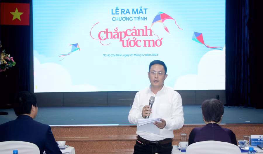 Nhà báo Nguyễn Anh Tú - Phó Trưởng Cơ quan Thường trú Báo Giáo dục và Thời đại tại TPHCM chia sẻ thông tin về chương trình với các cơ quan báo chí.